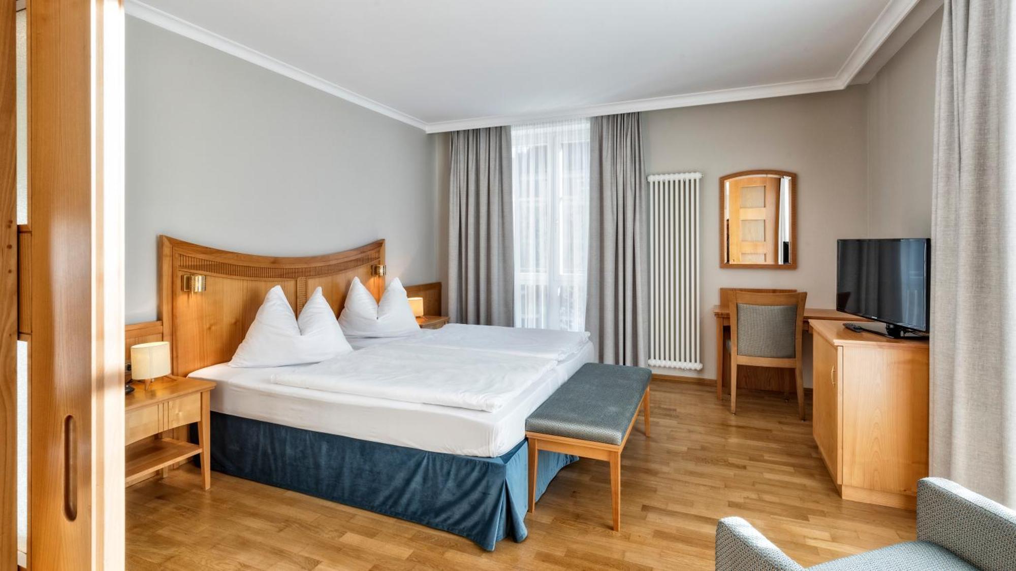 Hotel Post Alpine Cityflair Brunico Kültér fotó