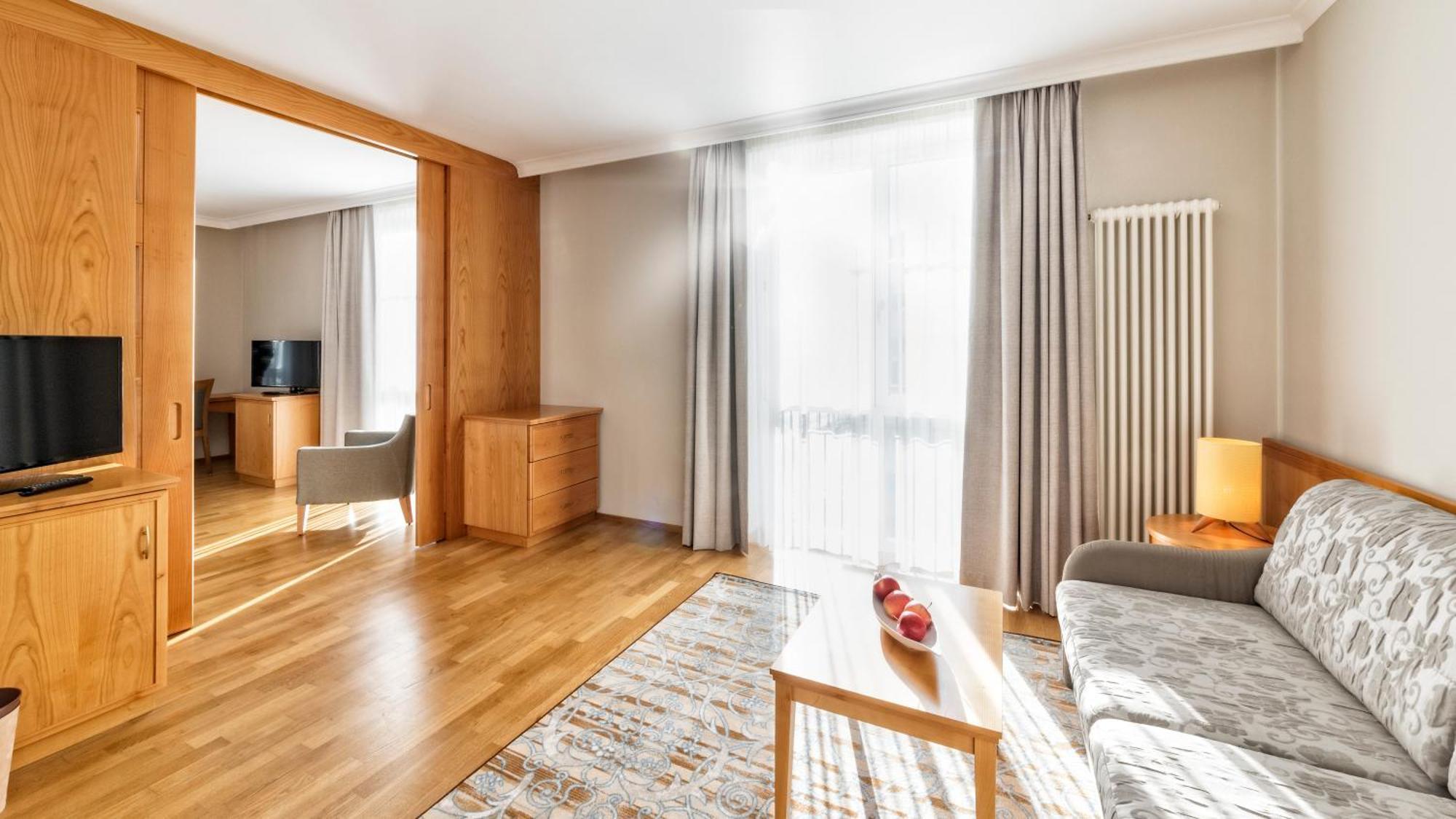 Hotel Post Alpine Cityflair Brunico Kültér fotó