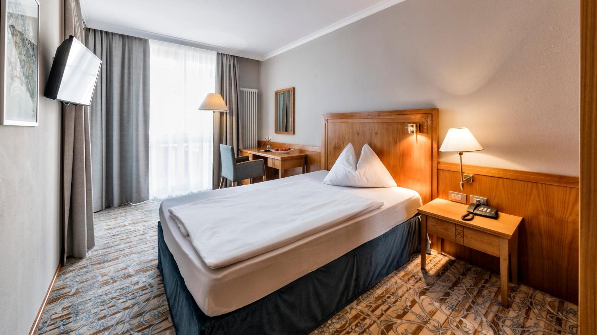 Hotel Post Alpine Cityflair Brunico Kültér fotó