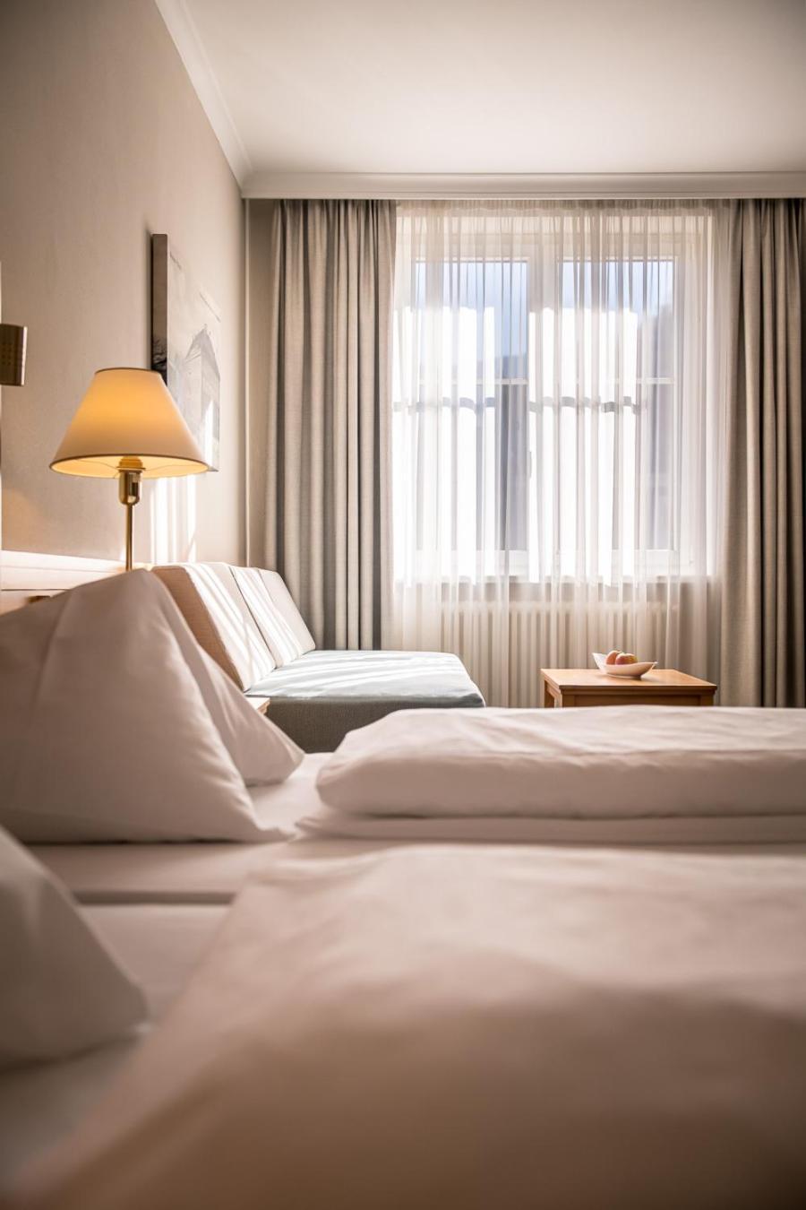 Hotel Post Alpine Cityflair Brunico Kültér fotó