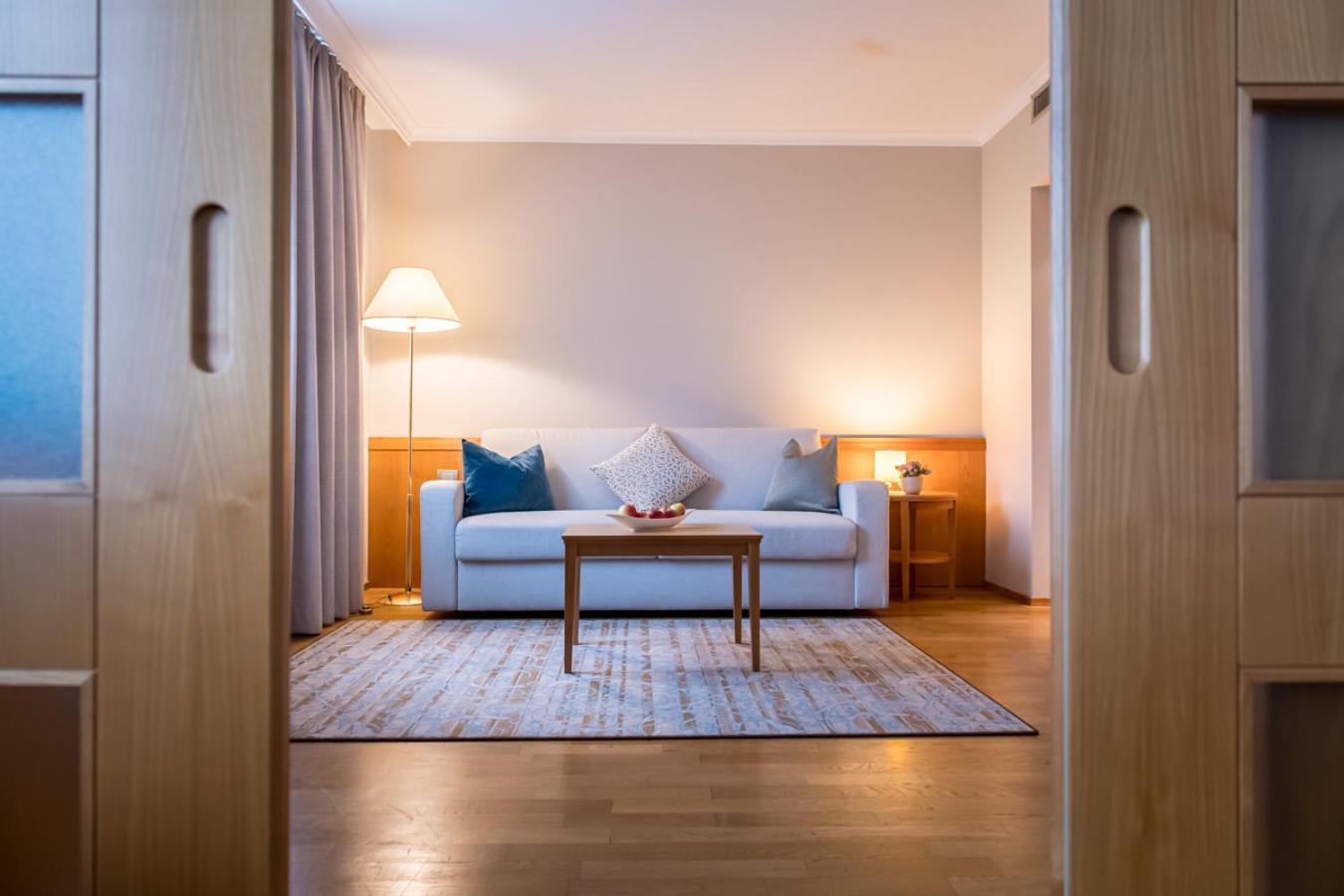 Hotel Post Alpine Cityflair Brunico Kültér fotó